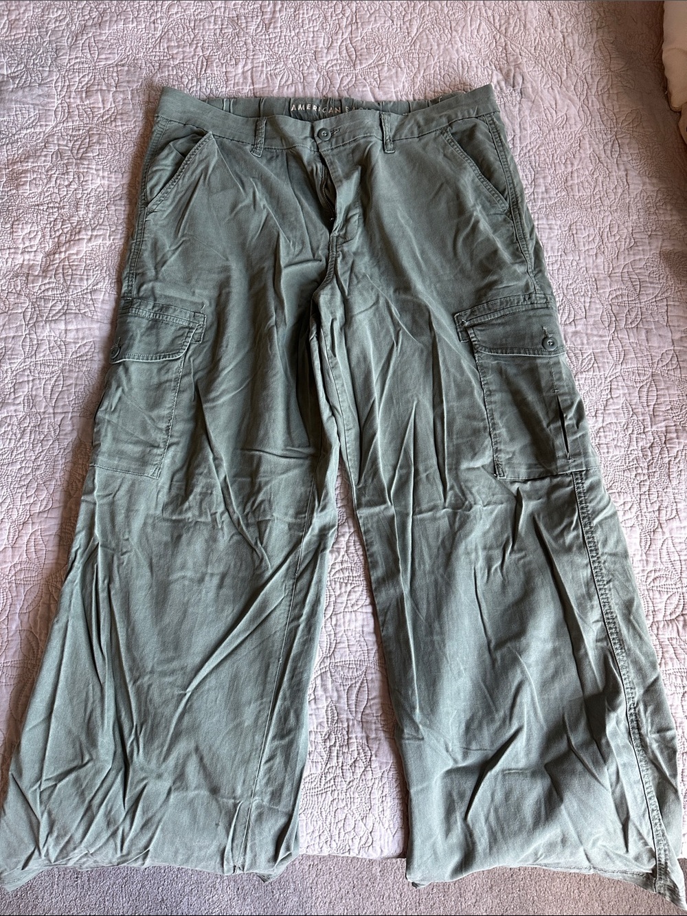 American Eagle Outfitters woen’s Faded Olive baggy wide leg Cargo Pants